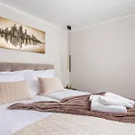 Srok Luxury By The Pool Apartman