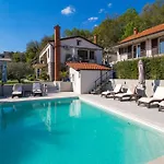Apartman Srok Luxury By The Pool