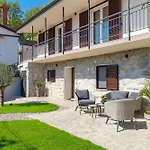 Srok Luxury By The Pool Apartman *
