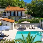 Srok Luxury By The Pool Apartman