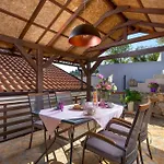 Apartman Srok Luxury By The Pool