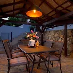 Srok Luxury By The Pool Apartman