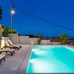 Srok Luxury By The Pool Apartman *