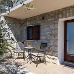 Srok Luxury By The Pool Apartman