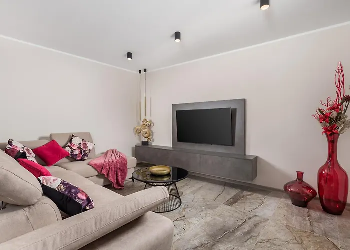 Srok Luxury By The Pool Apartment
