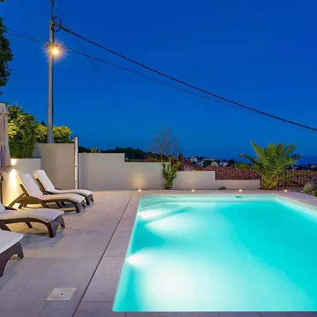 Srok Luxury With Pool דירה *