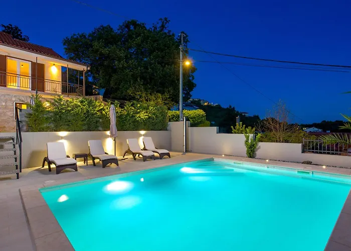 Srok Luxury By The Pool アパート