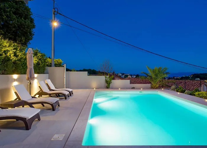 Srok Luxury By The Pool アパート *